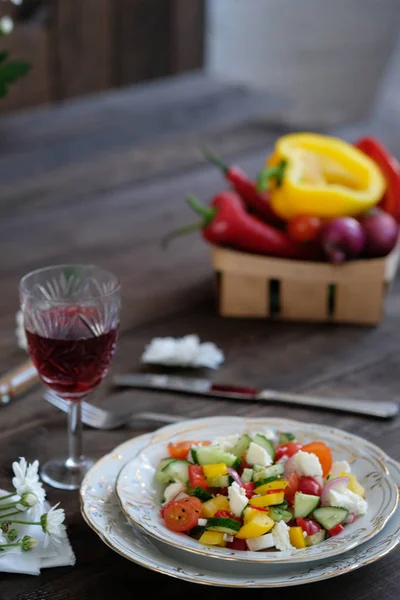 Blommor Vin Och Sallad Från Grönsaker Gamla Träbord — Stockfoto