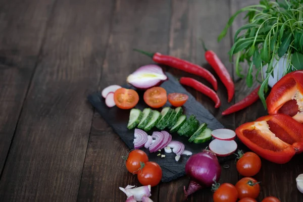 Légumes Pour Salade Sur Une Vieille Table Bois — Photo