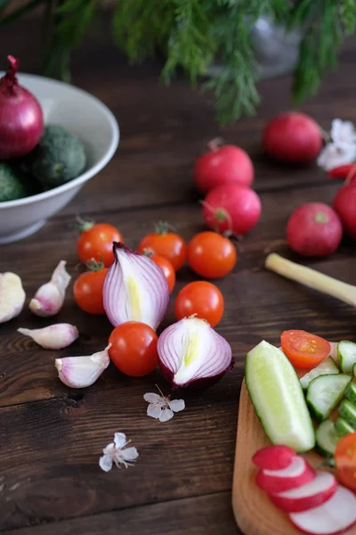 Verduras Frescas Rodajas Para Una Ensalada Una Tabla Cortar Sobre —  Fotos de Stock