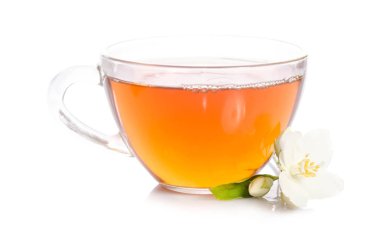 Cam bardak çay Yasemin çiçekleri ve beyaz arka plan üzerinde izole yaprakları ile