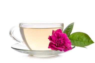 Cam bardak çay beyaz masaya izole gül ile