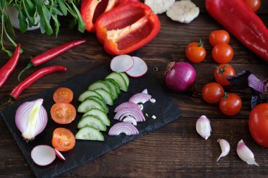 sebze salatası eski ahşap masa için.