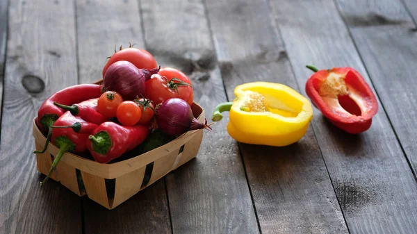 Légumes Frais Dans Panier Sur Une Vieille Table Bois — Photo