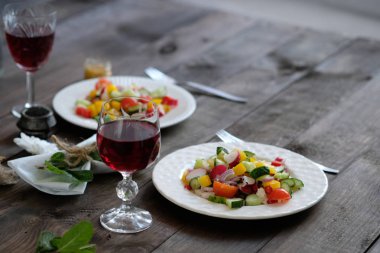 İki porsiyon sebze salatası, iki kişilik yemek