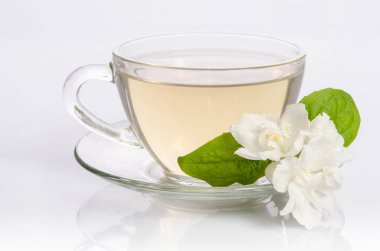 Cam bardak çay Yasemin çiçekleri ile