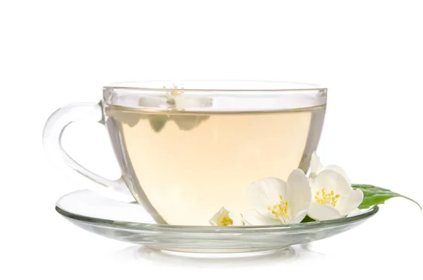 Glas Tee Mit Jasminblüten Und Blättern Isoliert Auf Weißem Hintergrund — Stockfoto