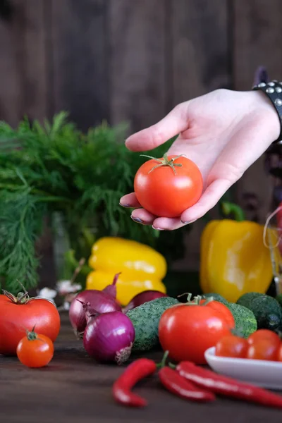 Légumes Frais Tomates Concombres Poivrons Oignons Sur Une Vieille Table — Photo