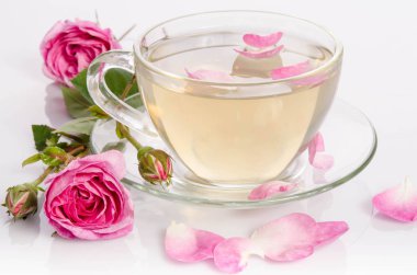 Cam bardak çay gül ve yaprakları