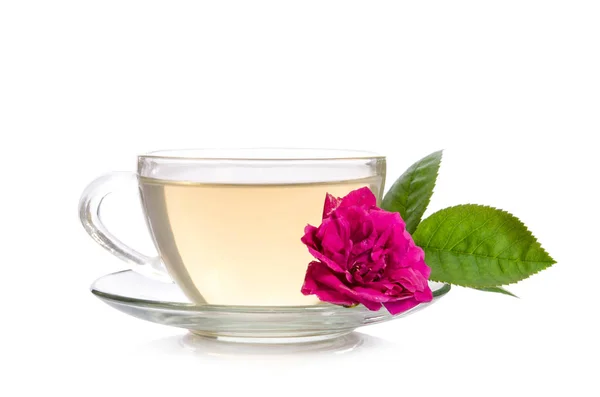 白いテーブルに分離されたバラと紅茶のグラス — ストック写真