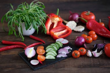 sebze salatası eski ahşap masa için.