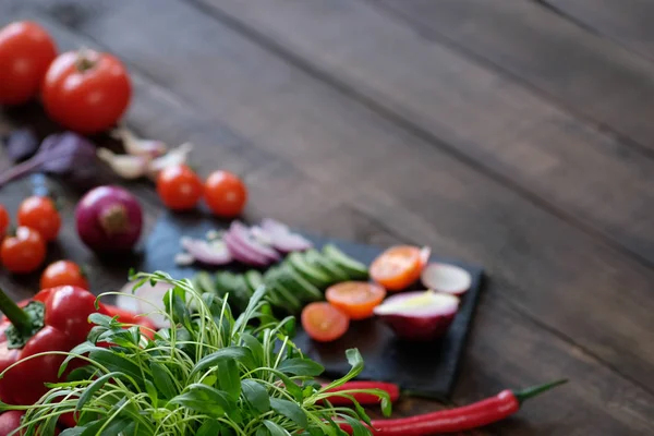 eski bir ahşap masa ahşap bir gemide sebze salatası için kesmek.