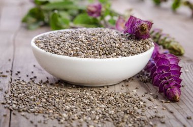Ahşap masa çiçek ile sağlıklı superfood Chia tohum