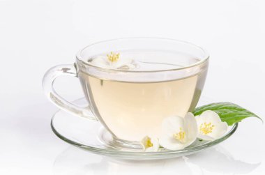 Cam bardak çay Yasemin çiçekleri ve yaprakları ile