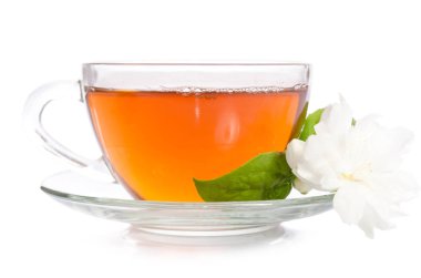 Cam bardak çay Yasemin çiçekleri ve beyaz arka plan üzerinde izole yaprakları ile