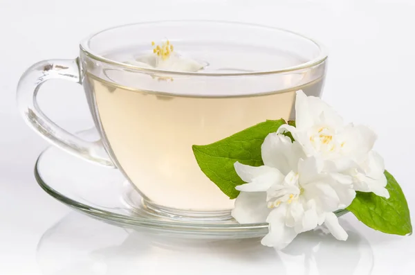 Glas Tee Mit Jasminblüten Und Blättern — Stockfoto