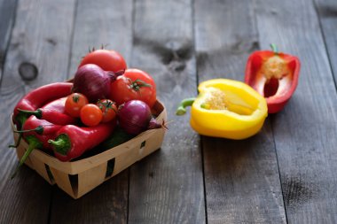 taze sebze sepeti eski ahşap tablo