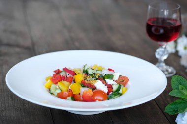 çiçekler, şarap ve salata sebze eski ahşap masa üzerinde gelen