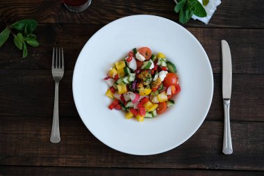 salata sebze eski ahşap masa üzerinde üzerinden hizmet veren