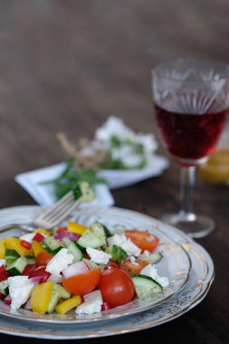 çiçekler, şarap ve salata sebze eski ahşap masa üzerinde gelen