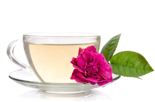 白いテーブルに分離されたバラと紅茶のグラス — ストック写真