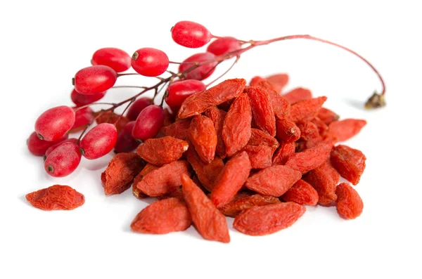 Olgun Kırmızı Barberries Beyaz Arka Plan Üzerinde Izole Kurutulmuş Goji — Stok fotoğraf