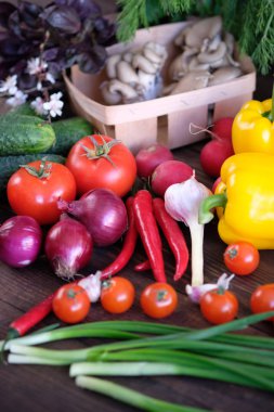 Vegetable.Fresh sebze: domates, salatalık, biber, mantar, turp, soğan, sarımsak ve eski rustik meşe masada yeşil baharat.