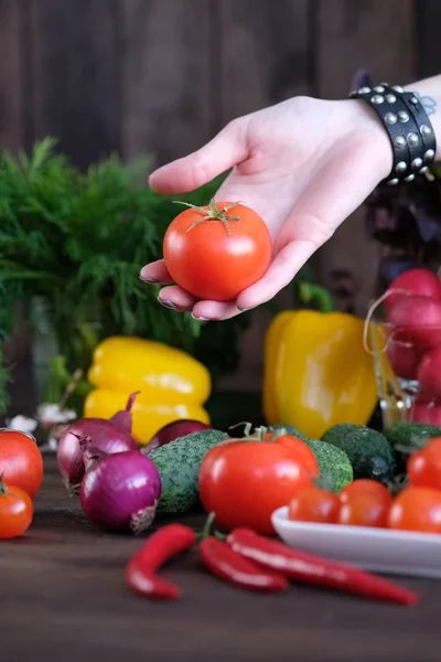 Vegetable Fresh Λαχανικά Αγγούρια Πιπεριές Τομάτες Κρεμμύδια Παλιά Ρουστίκ Δρύινο — Φωτογραφία Αρχείου