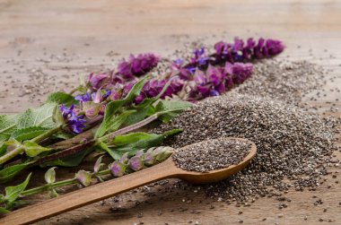 Ahşap masa çiçek ile sağlıklı superfood Chia tohum