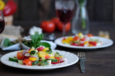 İki porsiyon sebze salatası, iki kişilik yemek