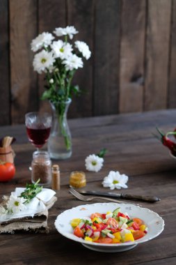  şarap, çiçekler ve salata sebze eski ahşap masa üzerinde gelen