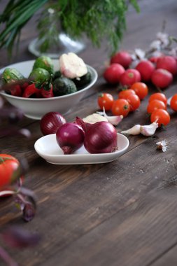 Eski rustik ahşap masa üzerinde taze sebze