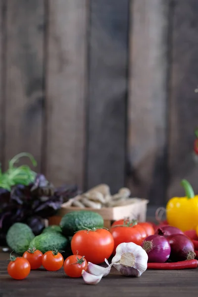 Vegetable Fresh 토마토 양파와 소박한 테이블에 조미료 — 스톡 사진