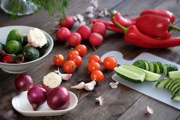 Sayuran Segar Diiris Untuk Salad Atas Papan Potong Atas Meja — Stok Foto