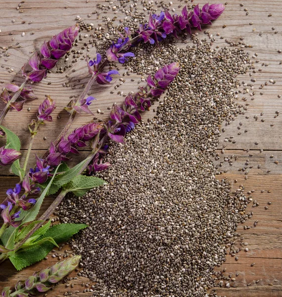 Chiafrön Med Blommor Över Träbord — Stockfoto