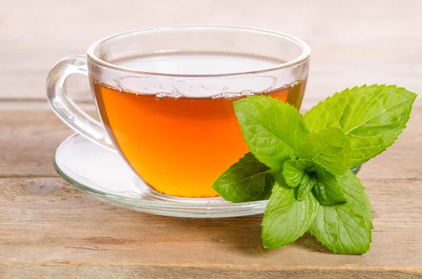 Glazen Kopje Thee Met Munt Laat Houten Tafel — Stockfoto