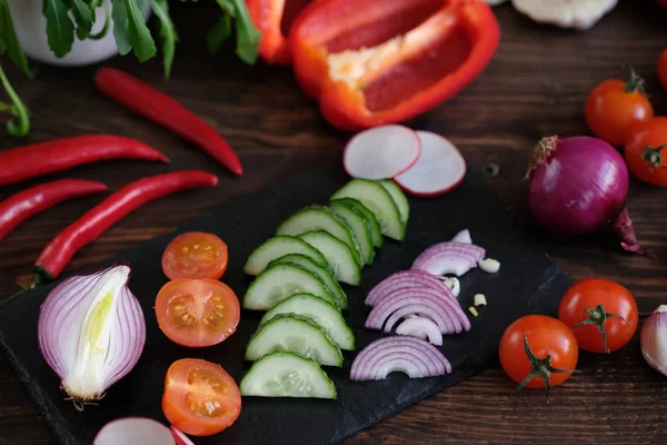 sebze salatası eski ahşap masa için.