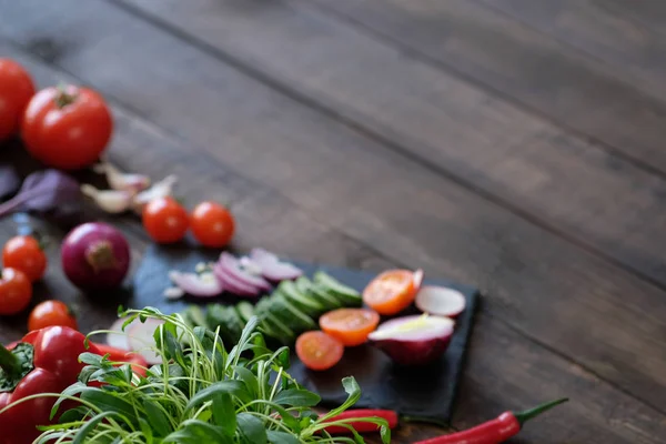 Légumes Pour Salade Sur Une Vieille Table Bois — Photo