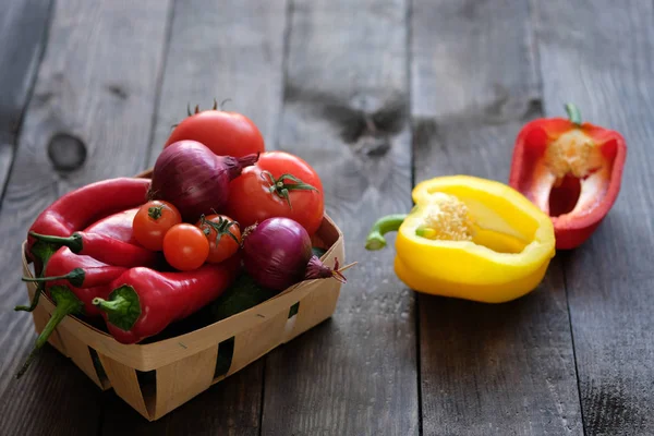 Verduras Frescas Cesta Sobre Una Vieja Mesa Madera — Foto de Stock