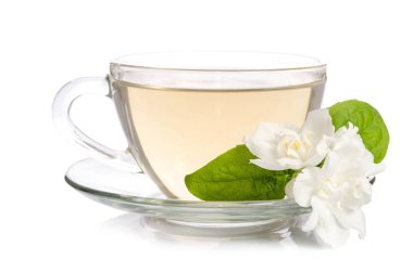 Cam bardak çay Yasemin çiçekleri ve beyaz arka plan üzerinde izole yaprakları ile