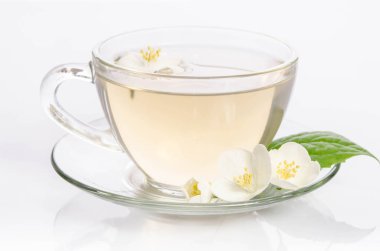 Cam bardak çay Yasemin çiçekleri ve yaprakları ile