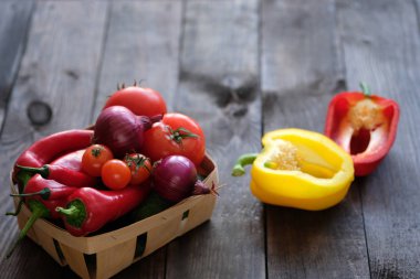 taze sebze sepeti eski ahşap tablo