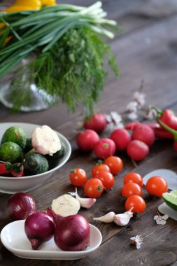 Eski rustik ahşap masa üzerinde taze sebze