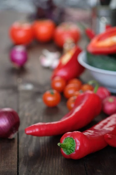 Färska Grönsaker Gamla Rustika Träbord — Stockfoto