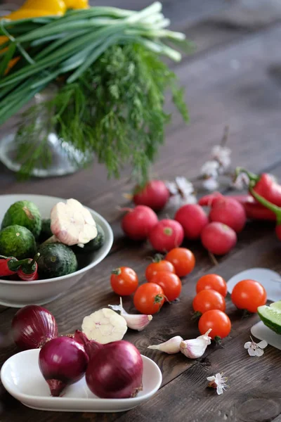 Eski rustik ahşap masa üzerinde taze sebze