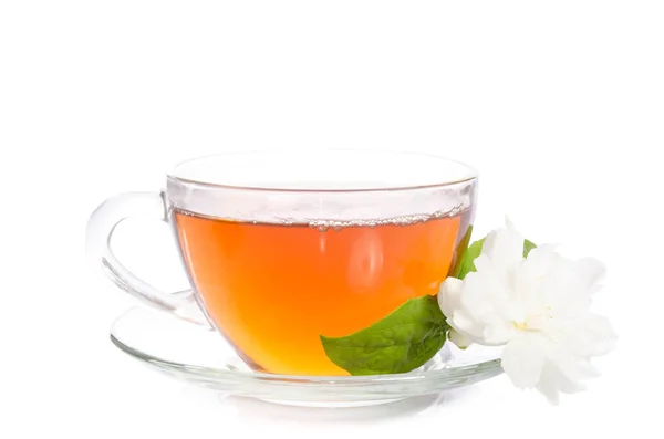 玻璃杯茶与茉莉花花和树叶在白色背景下分离 — 图库照片