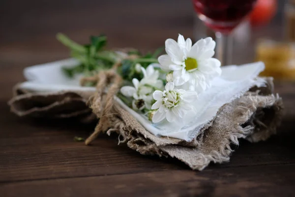 Chamomiles Napkin Old Rustic Wooden Table — Stock Photo, Image