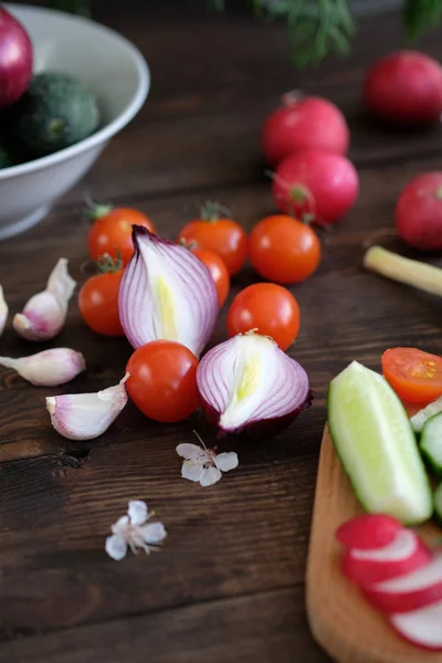 Sayuran Segar Diiris Untuk Salad Atas Papan Potong Atas Meja — Stok Foto