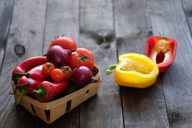 taze sebze sepeti eski ahşap tablo