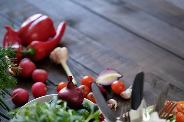 Gemüse Für Salat Auf Einem Alten Holztisch — Stockfoto