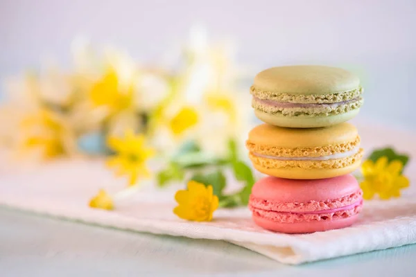 Macarons Colorés Sur Serviette Aux Fleurs Jaunes Narcisse — Photo